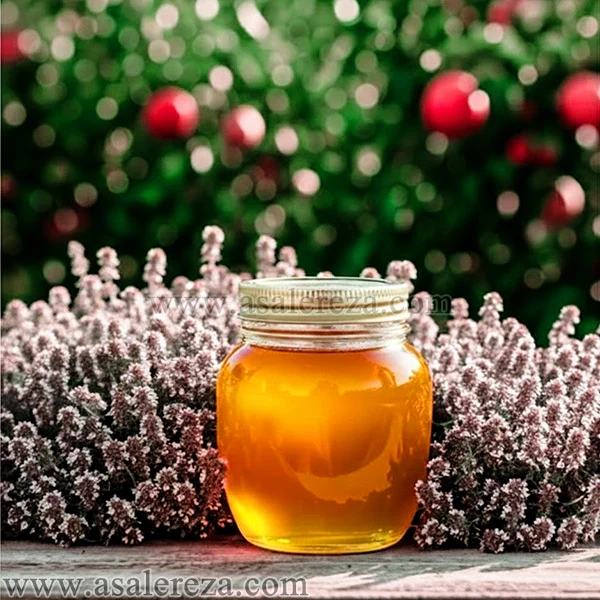 عسل طبیعی در پت شیشه ای در میان گل ها