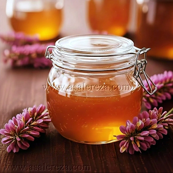عسل درمیان چند شاخه گل گون