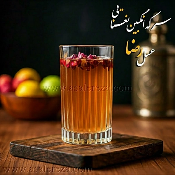 سرکه انگبین در لیوان روی سطح چوبی