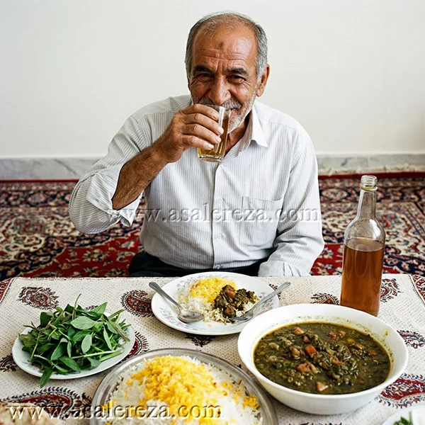 پیرمرد ایرانی در حال نوشیدن شربت سرکه انگبین و صرف غذا