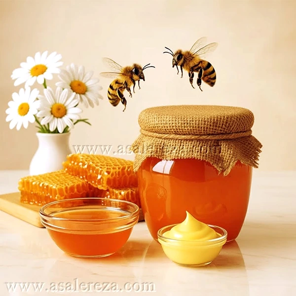 زنبورهای عسل در کنار عسل طبیعی در پت شیشه ای، موم عسل، گل های بابونه و ژل رویال در پیاله بلور
