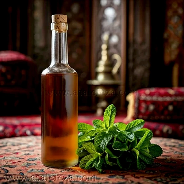 سرکه انگور طبیعی در بطری شیشه در کنار نعناع تازه
