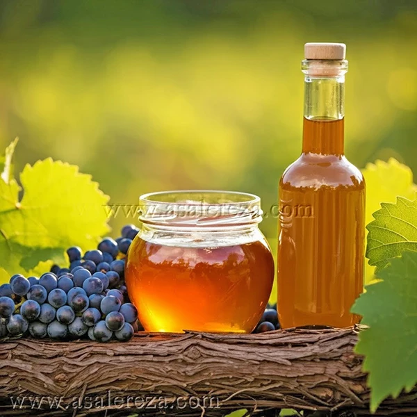 سرکه انگبین طبیعی در بطری شیشه ای در کنار عسل طبیعی در پت شیشه ای و یک خوشه انگور