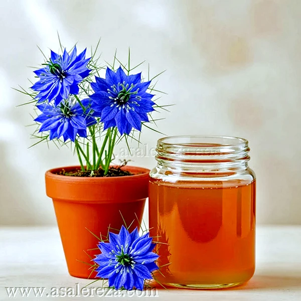 عسل طبیعی در پت شیشه ای در کنار گل سیاه دانه در گلدان