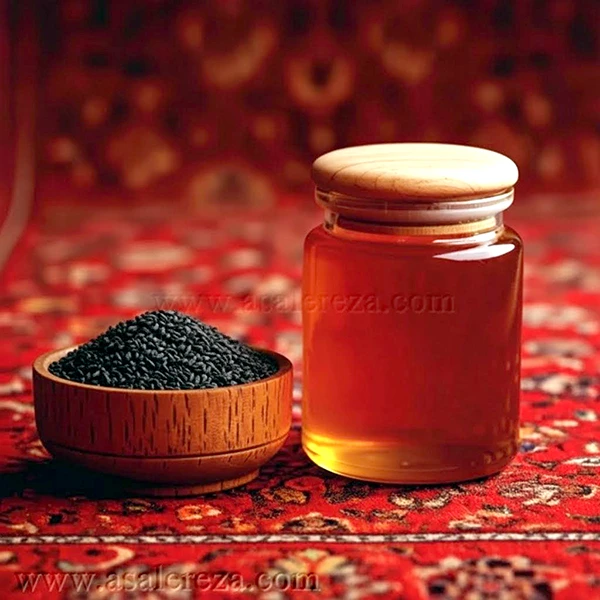 عسل طبیعی در پت شیشه ای در کنار سیاه دانه در پیاله چوبی روی فرش قرمز ایرانی