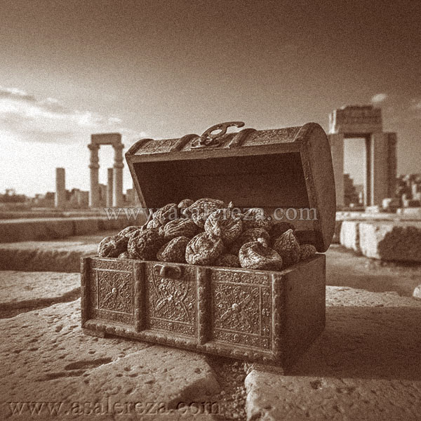 انجیرهای خشک در جعبه قدیمی در تخت جمشید