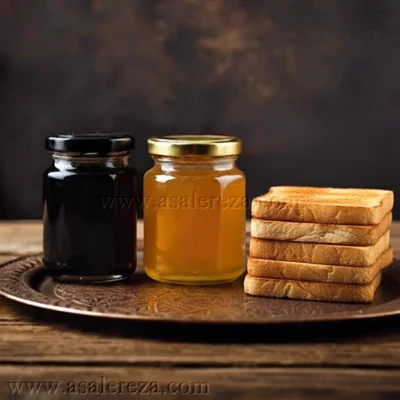 عسل در میان شیره انگور و نان تست روی سینی مسی